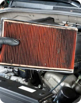 فردی فیلتر هوای قرمز را در دست گرفته