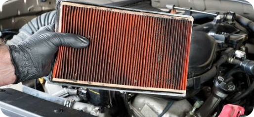 فردی فیلتر هوای ماشین را در دست گرفته